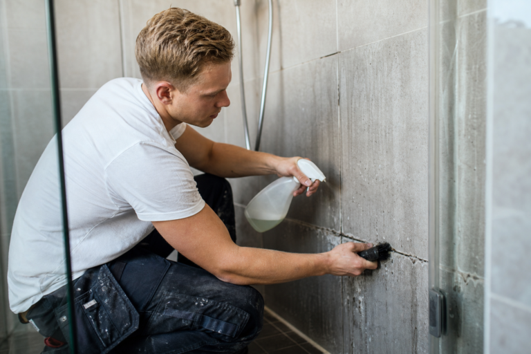 Schimmel verwijderen badkamer met schoonmaakmiddelen en ventilatie in een nette badkamer