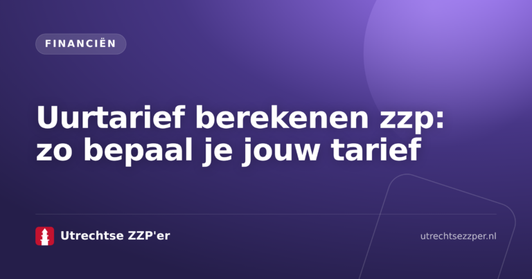 Uurtarief berekenen zzp met calculator, notities en facturen op een bureau